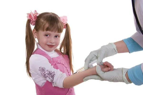 En läkare som ger liten flicka en injektion — Stockfoto