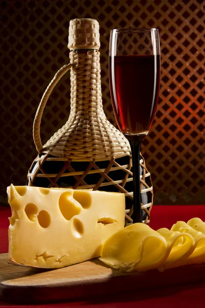 Rotweinglas und Käse — Stockfoto