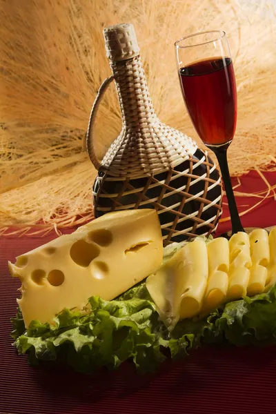Rotweinglas und Käse Stockbild