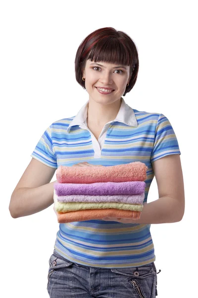 Mulher segurando toalhas limpas — Fotografia de Stock