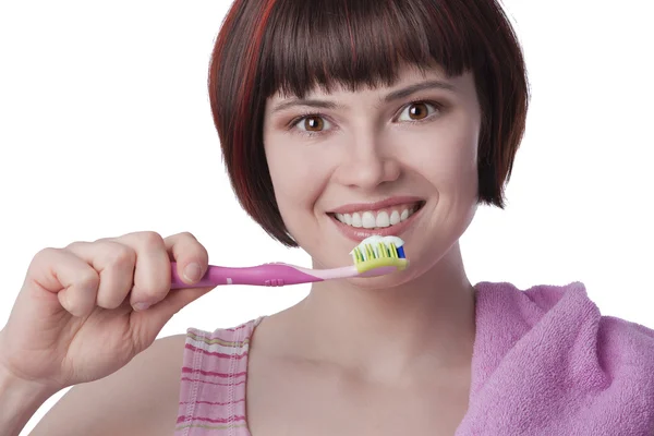 年轻女子刷牙 — 图库照片