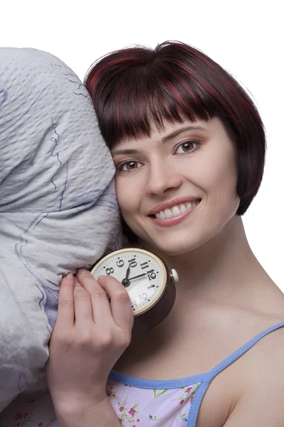 Сонная женщина держит будильник — стоковое фото