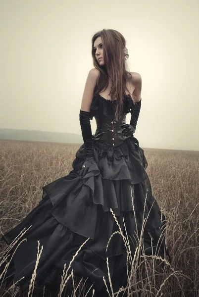 Jeune Femme Gothique Marchant Sur Terrain — Photo