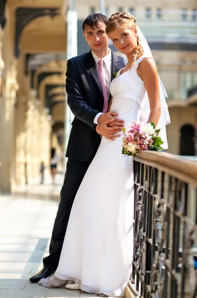 Unga bröllop par — Stockfoto