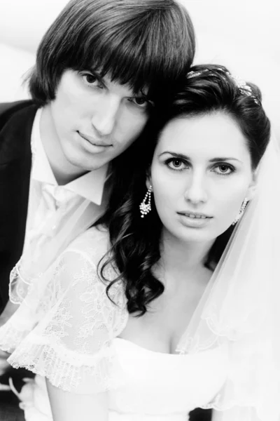 Retrato de casal de jovens casamento — Fotografia de Stock