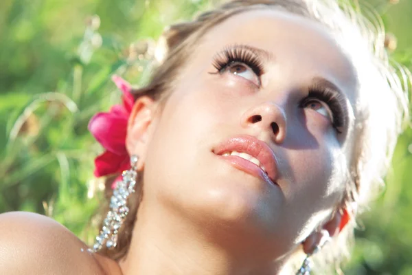 若い女性の夏の肖像画 明るく柔らかな色 — ストック写真