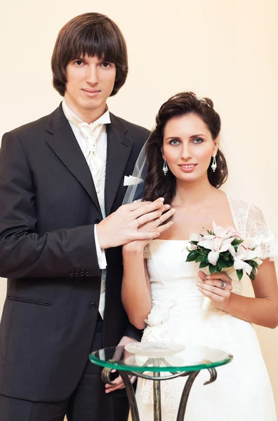 Młoda para ślubna — Zdjęcie stockowe