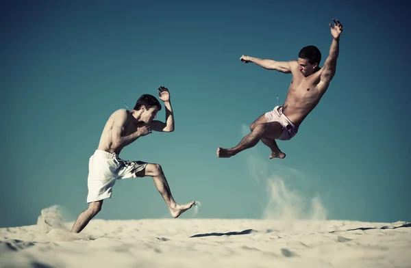Twee Jonge Mannen Sport Vechten Het Strand Geel Blauw Contrast — Stockfoto