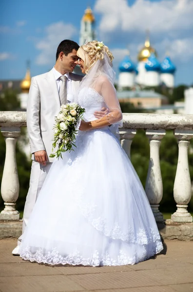 年轻夫妇的婚礼 站在栏杆上 — 图库照片