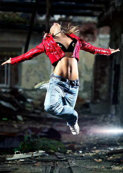 Mujer Joven Bailando Sobre Fondo Industrial —  Fotos de Stock