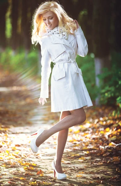 Mujer joven caminando en el parque de otoño — Foto de Stock