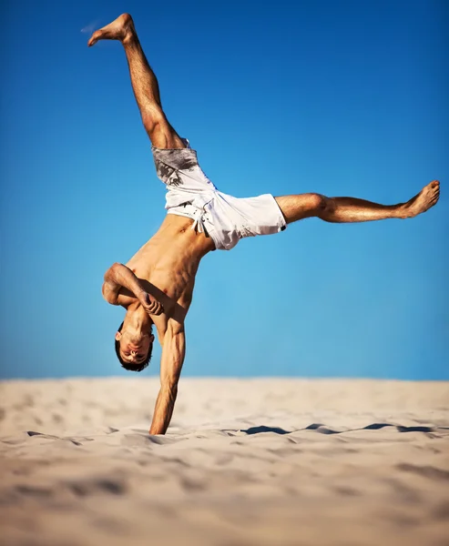 Jonge sportman op strand — Stockfoto