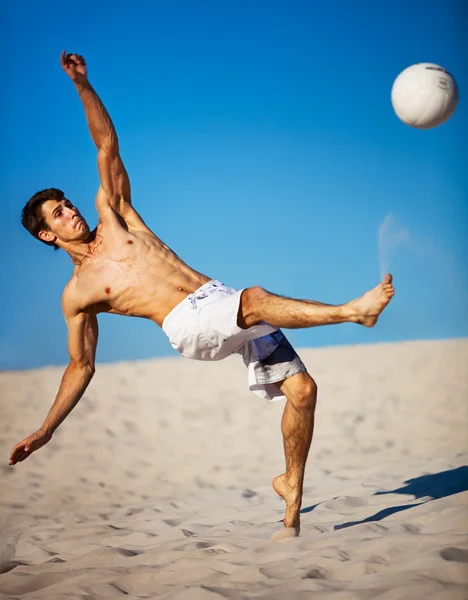 Νεαρός Άνδρας Παίζει Ποδόσφαιρο Στην Παραλία Επικεντρωθεί Στο Πρόσωπό — Φωτογραφία Αρχείου