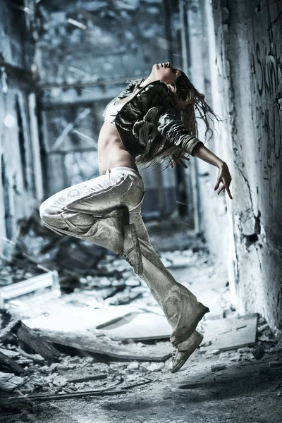 Mladé Ženy Tančí Průmyslové Pozadí — Stock fotografie