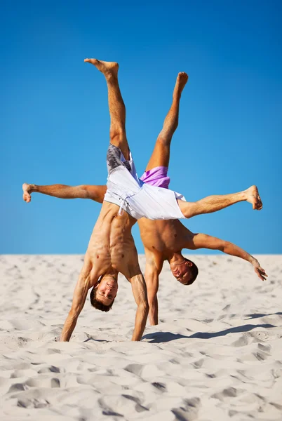 Dois desportistas na praia — Fotografia de Stock