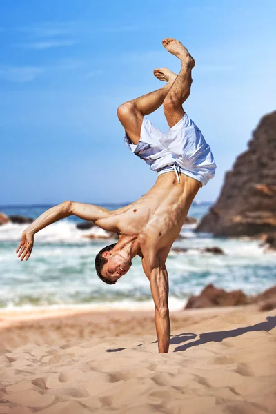Молодой спортсмен на пляже — стоковое фото