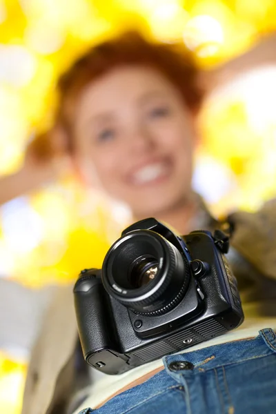 若い女性のカメラマン カメラに焦点を当てる — ストック写真