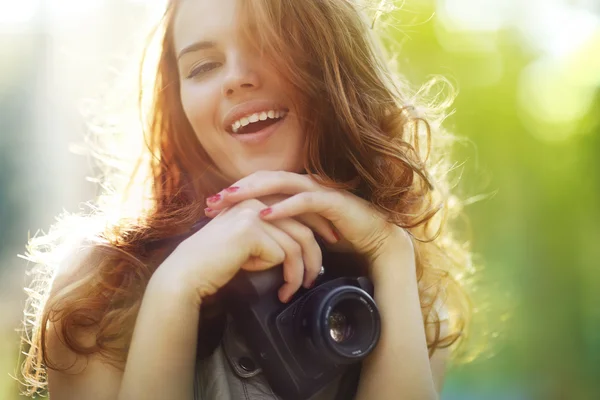 若い女性のカメラマン — ストック写真