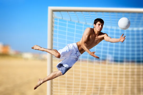Junger Mann spielt Fußball — Stockfoto