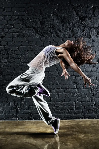 Ung kvinna dansare — Stockfoto
