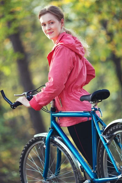 Молодая женщина с велосипедом — стоковое фото