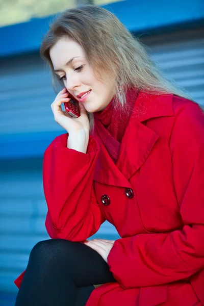 Jovem Mulher Sentada Estação Parar Falar Telefone — Fotografia de Stock