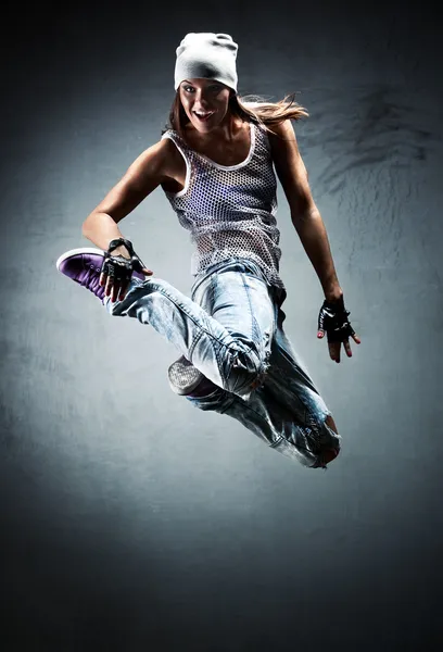 Genç Kadın Dansçı Atlama Duvar Arka Plan Üzerinde — Stok fotoğraf
