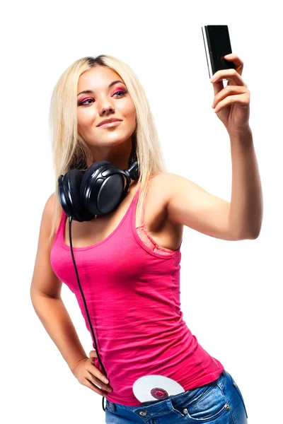 Fiatal nő fülhallgatóval és mobiltelefonnal — Stock Fotó