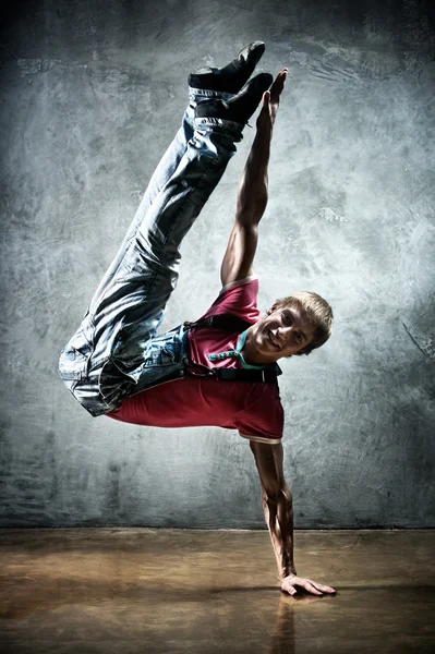 年轻男子跳霹雳舞 上墙背景 — 图库照片