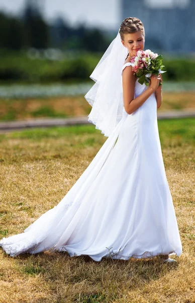 Молодая Невеста Гуляет Парке — стоковое фото
