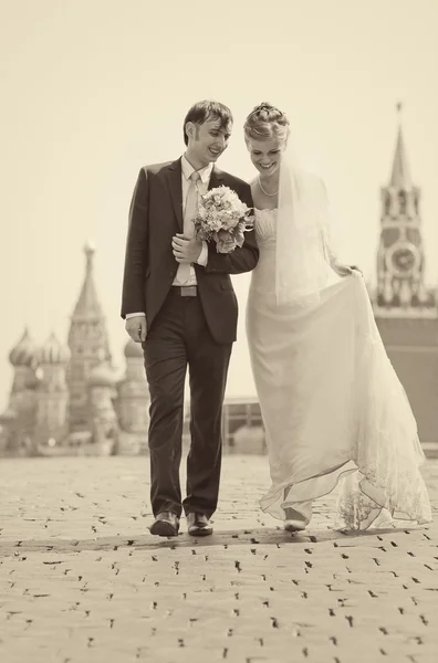 Unga bröllop par promenader — Stockfoto