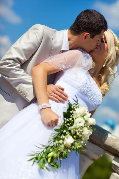 年轻的婚礼情侣接吻 相机角度视图 — 图库照片