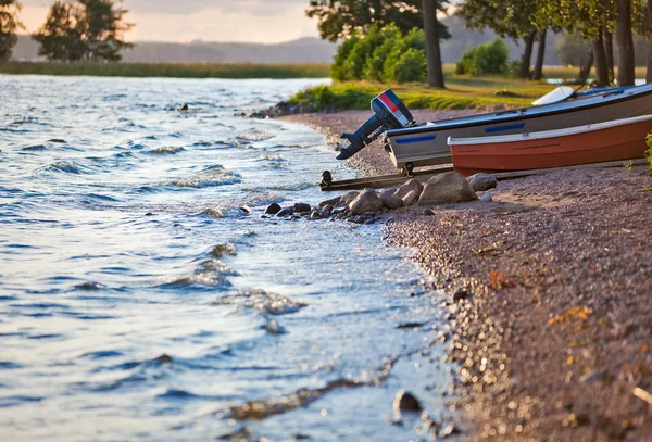 Берег озера с лодками — стоковое фото