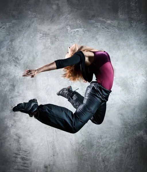 Młoda kobieta tancerz skoki — Zdjęcie stockowe