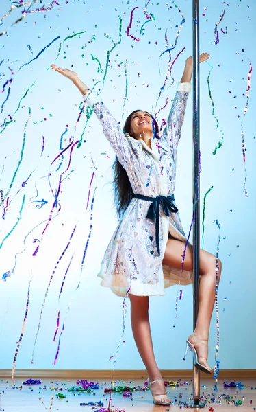 Unga pole dance kvinna firar — Stockfoto