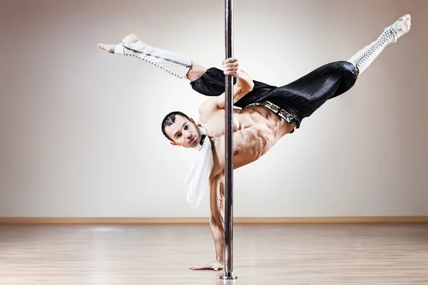 Jovem Forte Pole Dance Homem — Fotografia de Stock