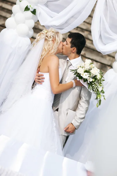 年轻的婚礼情侣接吻 白颜色 — 图库照片