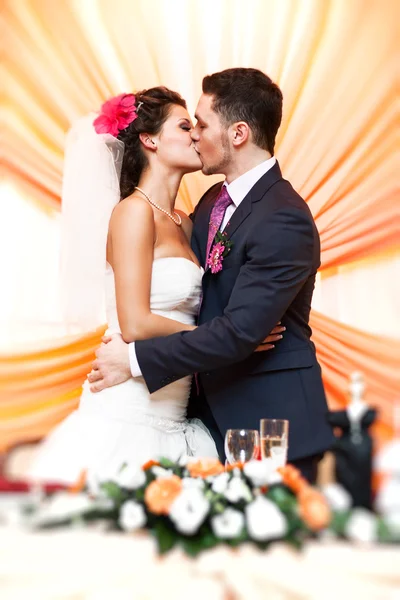 Joven pareja de boda — Foto de Stock