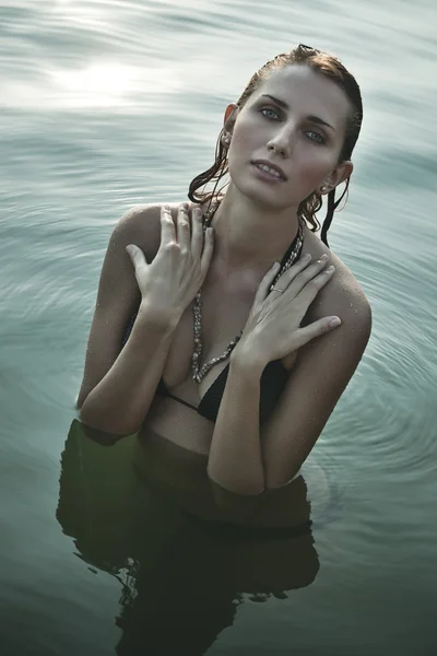 Jovem mulher no rio — Fotografia de Stock