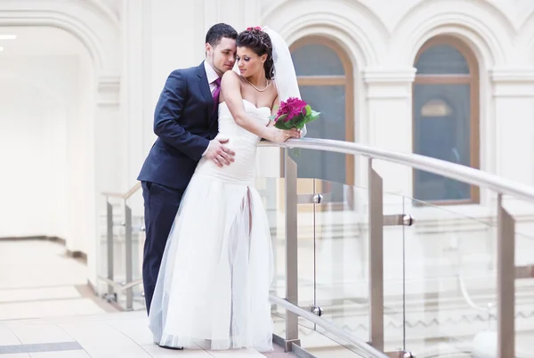 若い結婚式のカップル 明るい白の色 — ストック写真