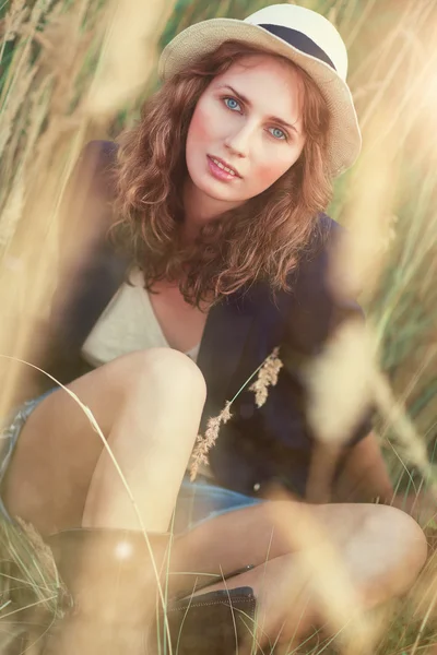 Ung Kvinna Utomhus Porträtt Mjuka Soliga Färger — Stockfoto