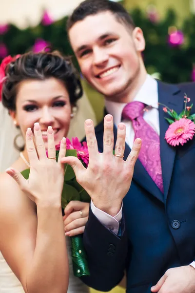 Genç Düğün Çifti Yüzüklerini Gösteriliyor Eller Üzerinde Odaklanmak — Stok fotoğraf