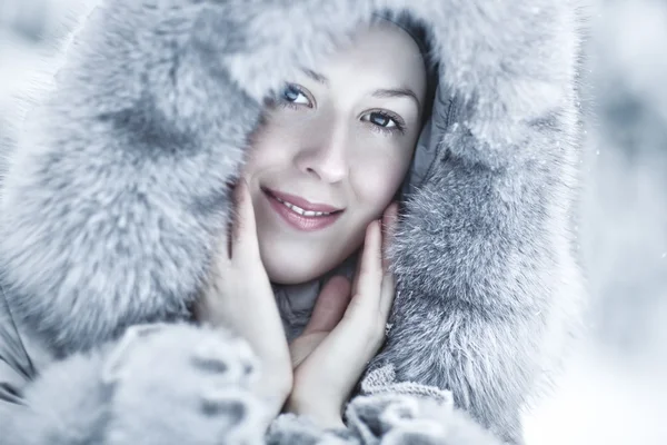 Retrato Inverno Mulher Jovem Cores Brancas Brilhantes — Fotografia de Stock