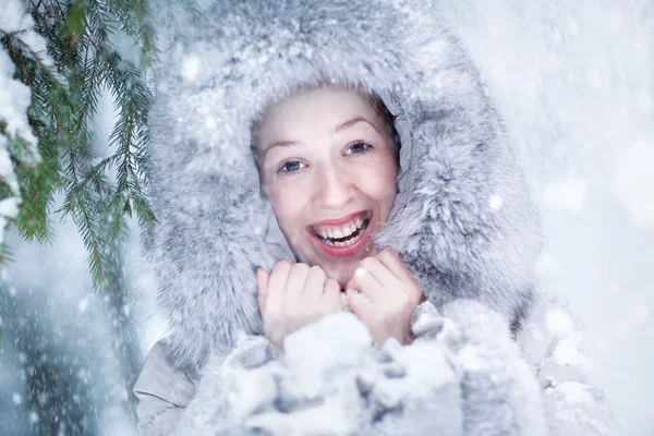 Portret młodej kobiety zima — Zdjęcie stockowe