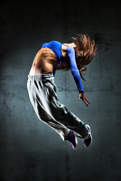 Jonge vrouw danser springen Stockafbeelding