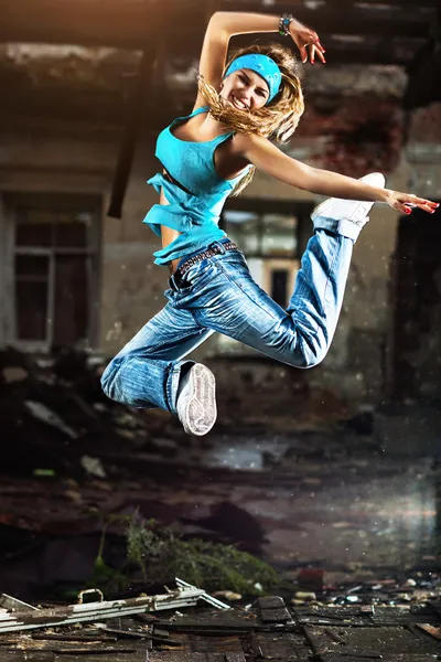 Mujer joven bailando —  Fotos de Stock