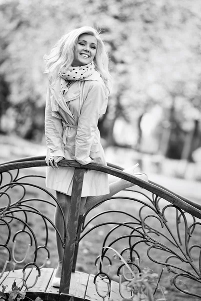 Joven mujer feliz al aire libre — Foto de Stock
