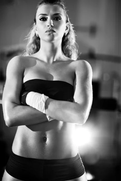 Giovane donna dopo l'allenamento con i pesi — Foto Stock
