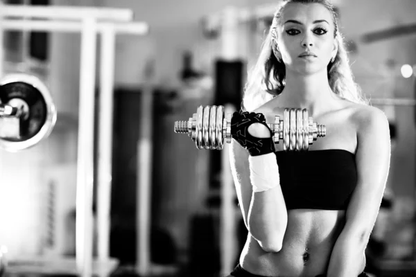 Mladá žena silový trénink — Stock fotografie
