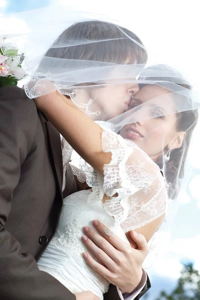 年轻夫妇结婚照 — 图库照片